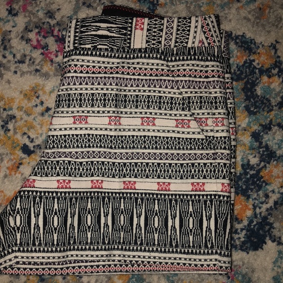 Tapestry shorts. Side pockets and back slit pockets - Picture 4 of 4